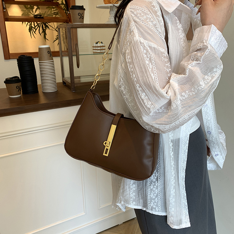 A new Korean-style niche design bag for women in the summer of 2025, featuring a high-quality hand-held and underarm bag that is versatile and fashionable Specification drawing