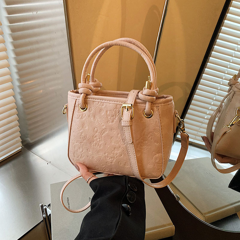 Trendy and versatile hand-held small square bag 2025 new niche design, fashionable and simple single-shoulder bag, high-end crossbody bag details Picture
