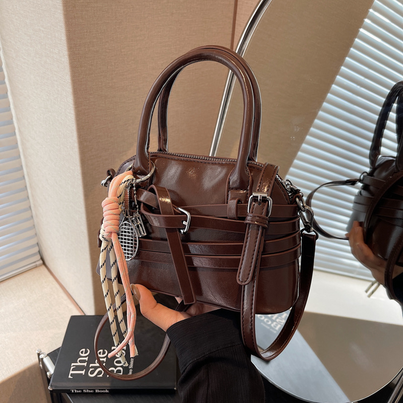 This is a fashionable and niche design handbag for women in 2025. It is a simple, stylish, individual and high-end commuter crossbody bag Specification drawing