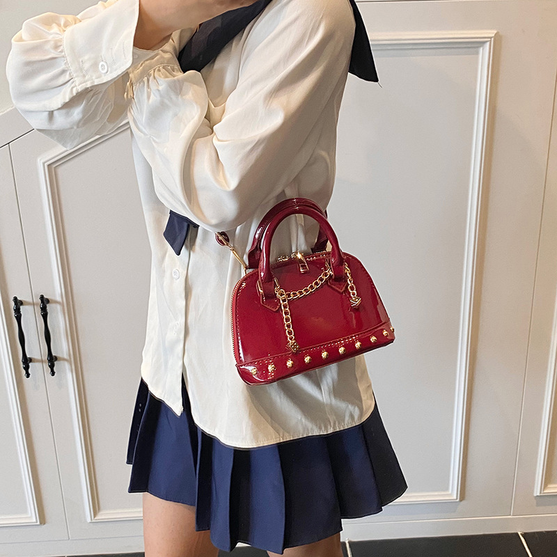 2025 New niche design, high-end rivet hand-held shell bag, fashionable for women, shiny surface, versatile, single-shoulder crossbody bag Application Scenario