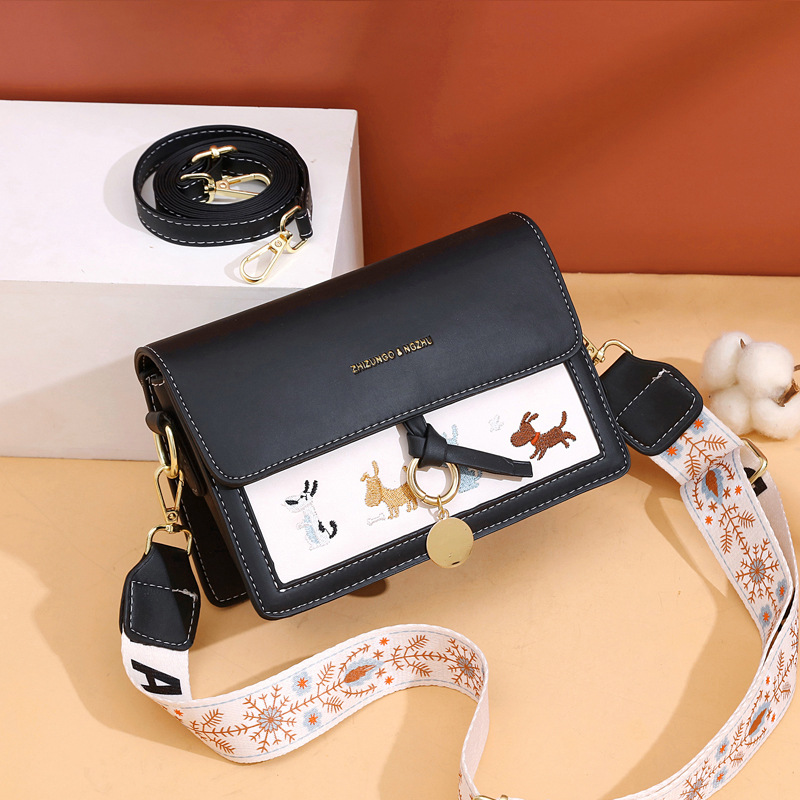 2022 New trendy Korean style women's bag, fashionable texture, stylish embroidery, versatile single-shoulder crossbody bag, small square bag, small bag Application Scenario