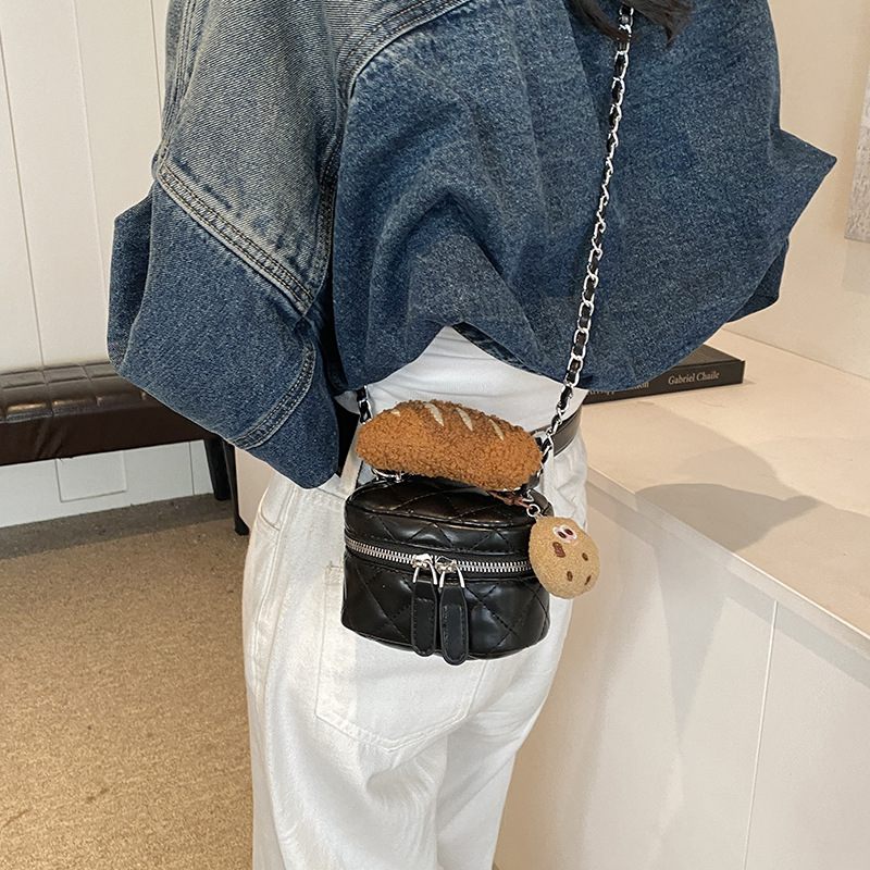 A high-end, niche design mini bag for women, a new 2024 fashionable diamond-shaped chain crossbody bag and hand-held bucket bag Application Scenario