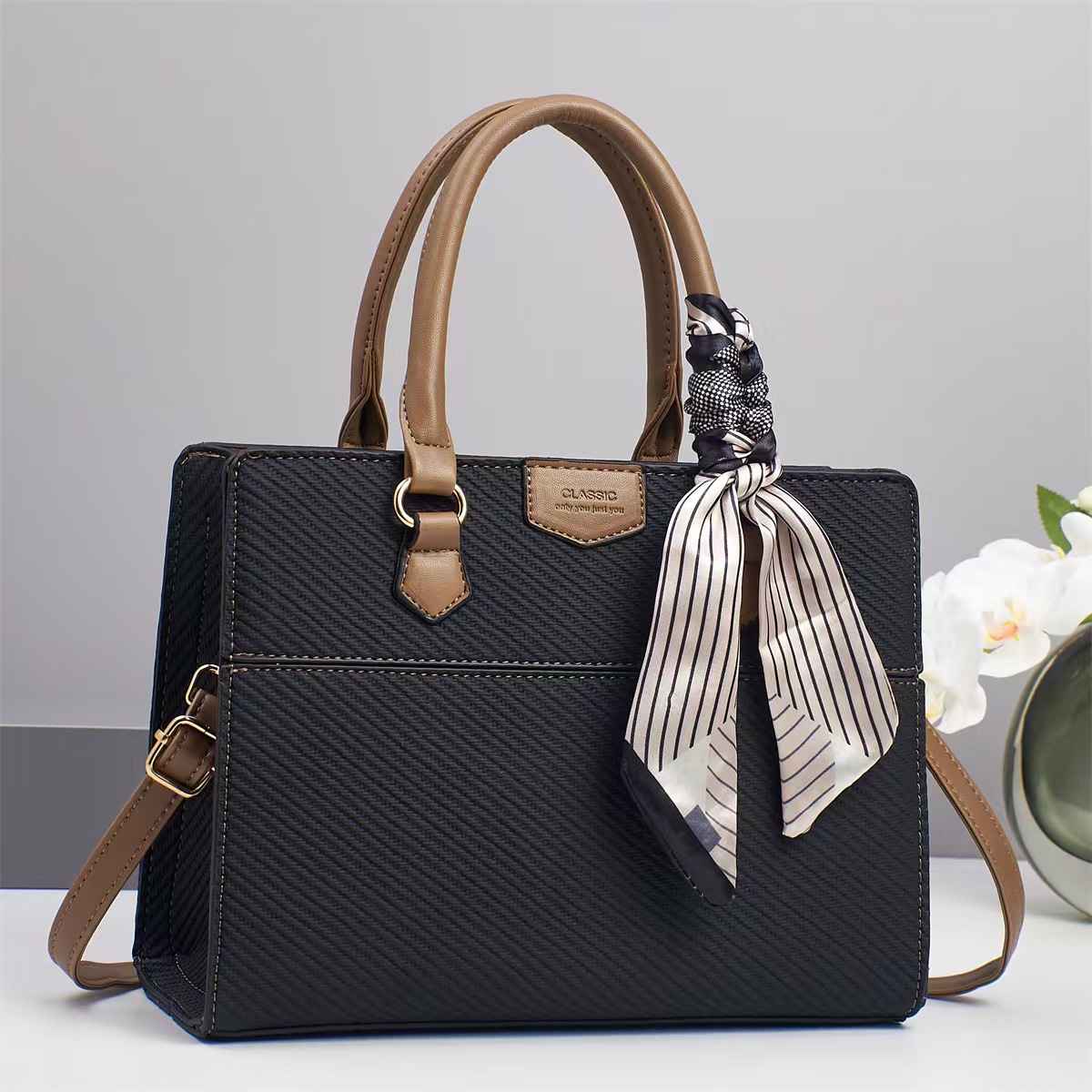 The 2025 summer collection of stylish crossbody handbags from our manufacturer offers a new large-capacity bag for direct mail for international trade, which is trendy and simple for ladies full figure