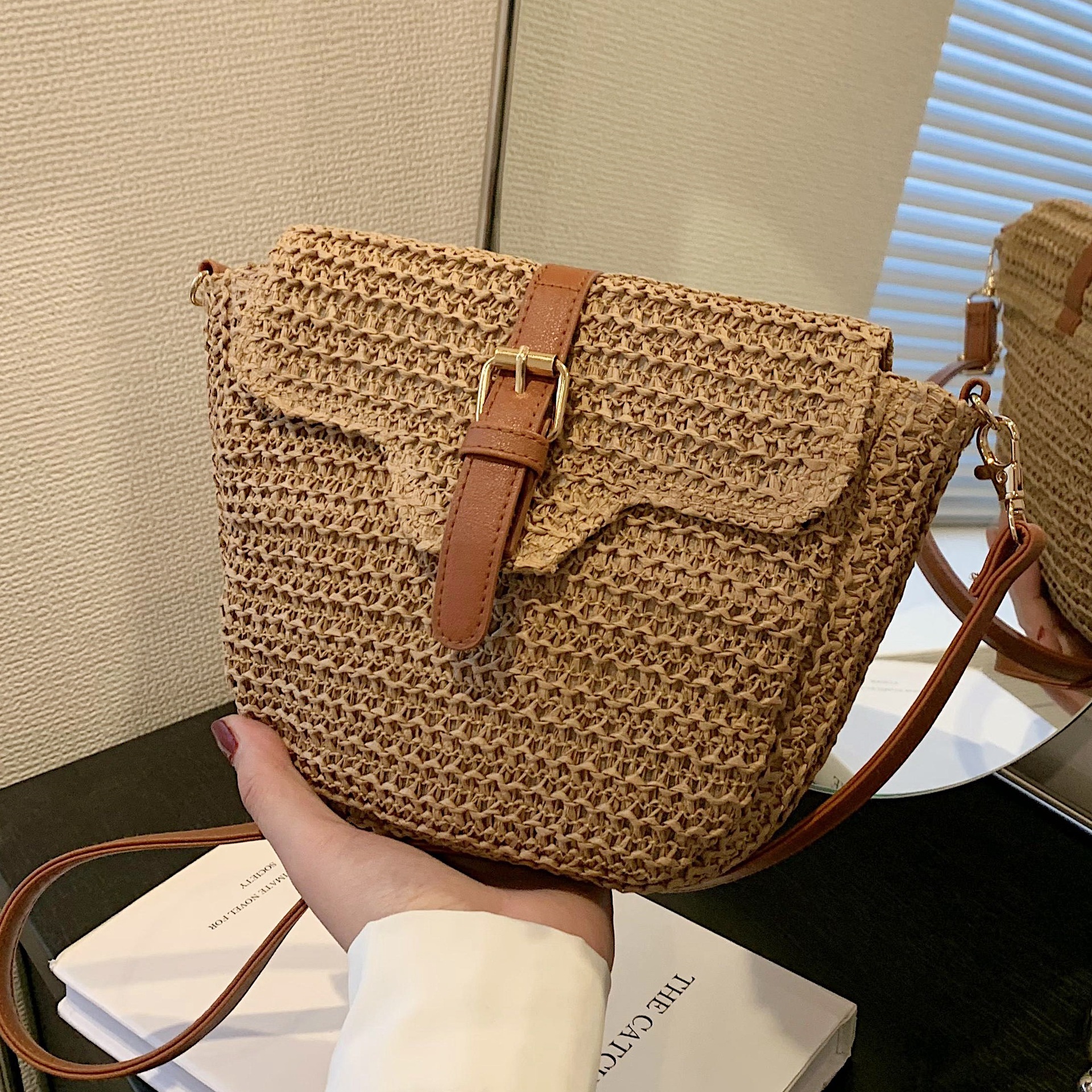 Summer's popular woven straw bags, women's vacation beach bags, versatile crossbody small bags, single-shoulder bags, and retro saddle bags full figure