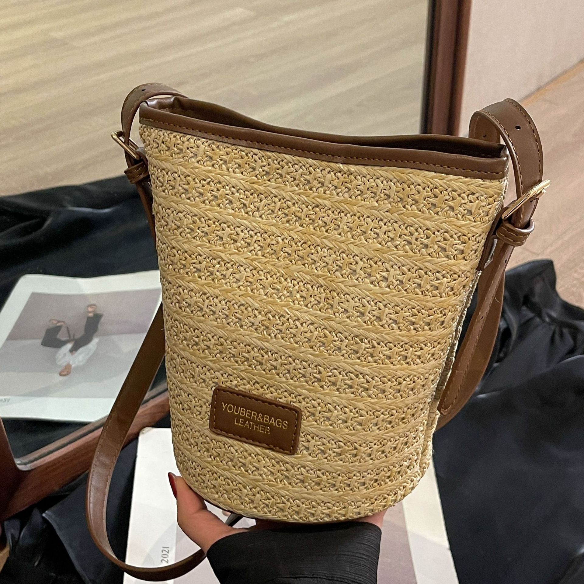 Summer straw woven bucket bag for women 2025 New style, fashionable and casual beach handbag, large capacity crossbody woven bag full figure