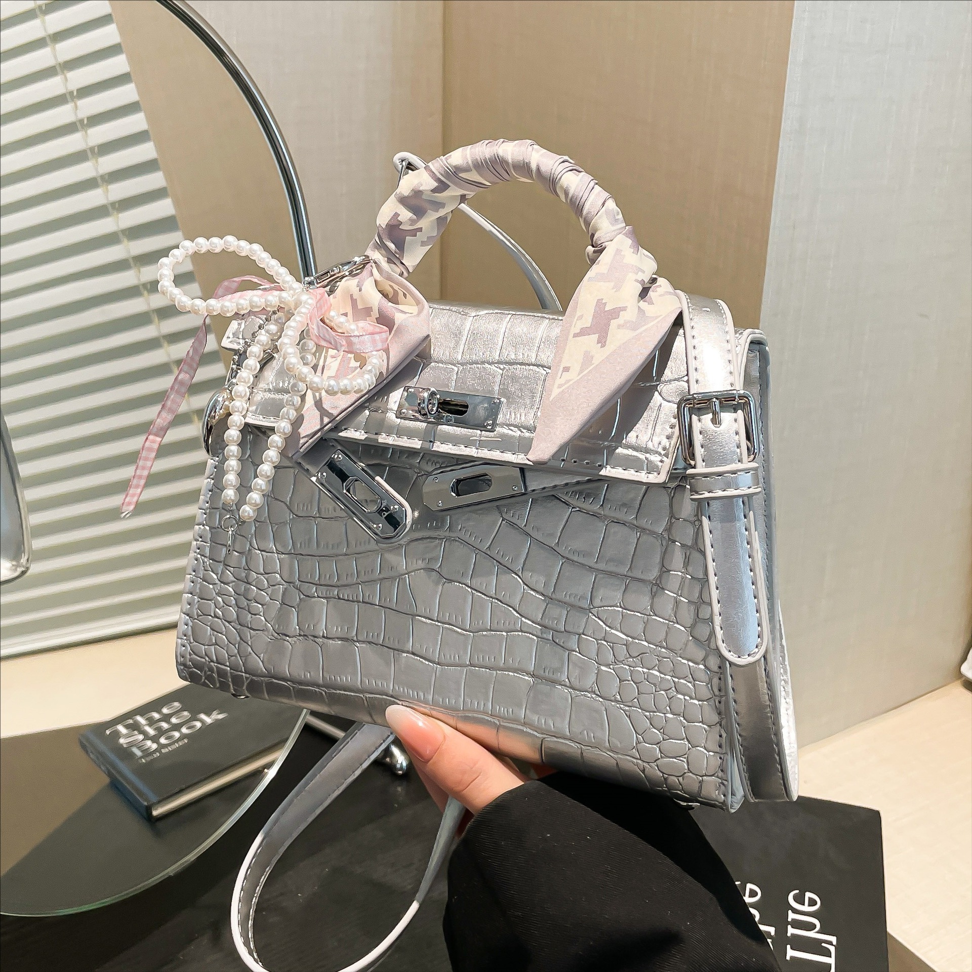 The 2025 new style of women's bag is fashionable and versatile, featuring a high-quality crossbody and hand-held small square bag with crocodile pattern and Kelly design full figure