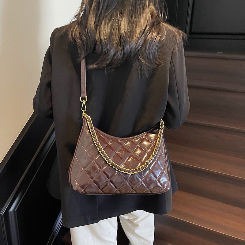 The new trendy and fashionable diamond-shaped chain dumpling bag for women in 2025 is a high-end single-shoulder bag full figure
