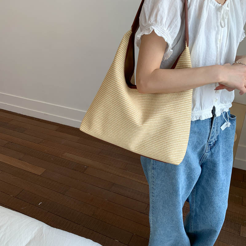 Casual retro large-capacity underarm bag for women 2025 summer new solid-color trendy single-shoulder bag, simple and stylish tote bag Application Scenario
