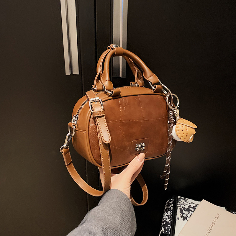 A niche design, retro and fashionable hand-held bowling bag, a new high-end commuter single-shoulder crossbody bag for women in 2025 details Picture