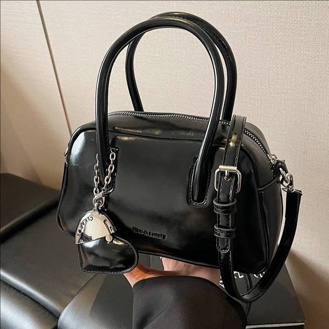 Korean soft leather hand-held bowling bag for women 2025 new style casual crossbody bag, niche commuting single-shoulder pillow bag full figure