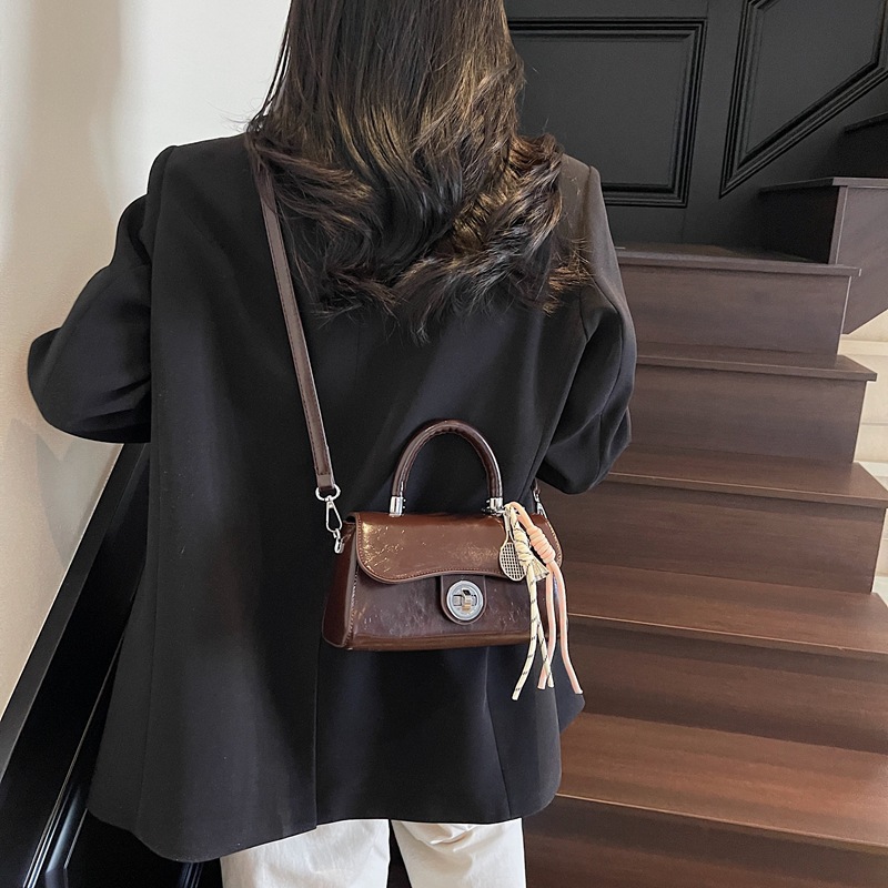 This is a popular retro oil wax leather handbag for foreign trade. It is a new, niche and trendy single-shoulder bag with a versatile and fashionable small square style Application Scenario