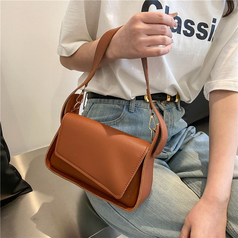 The 2022 new stylish and retro single-shoulder crossbody bag with a touch of sophistication and versatility for women is a trendy and stylish small square bag Specification drawing