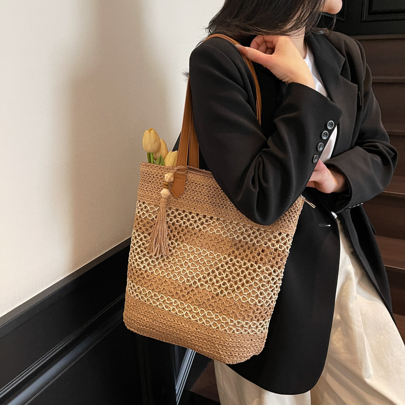 Trendy patchwork woven versatile hand-held bucket bag for women 2025 new style simple, fashionable and casual large-capacity single-shoulder bag Application Scenario