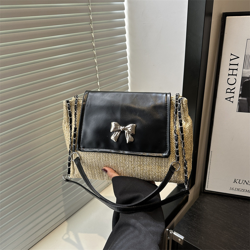 The 2025 new style of Chinese-style niche underarm bag is fashionable with contrasting colors and versatile for women. It is a high-end commuting straw bag full figure
