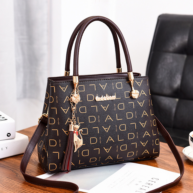 2022 New trendy and fashionable printed women's bag, single-shoulder handbag for middle-aged women, one-piece consignment for mom full figure