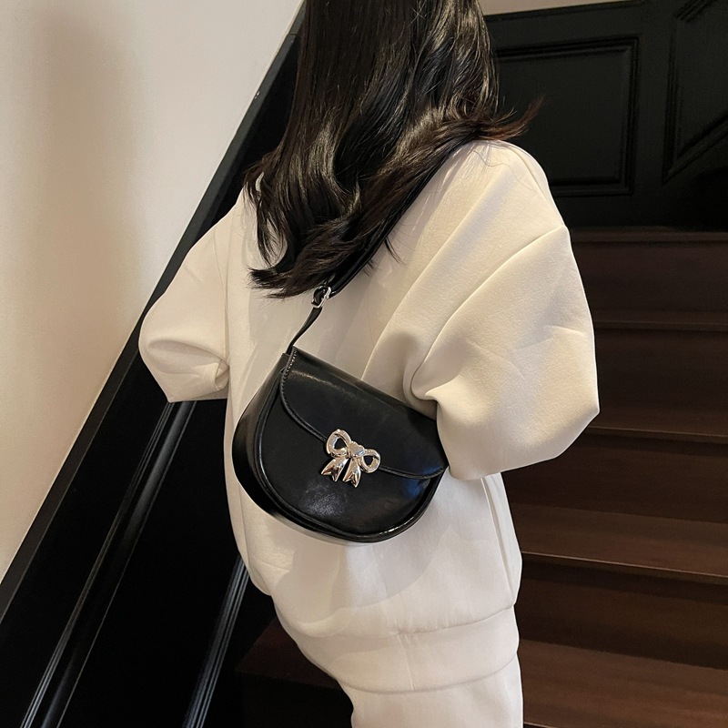 A fresh and sweet, niche soft leather single-shoulder underarm bag for women, a new Korean-style trendy crossbody saddle bag for 2025 details Picture
