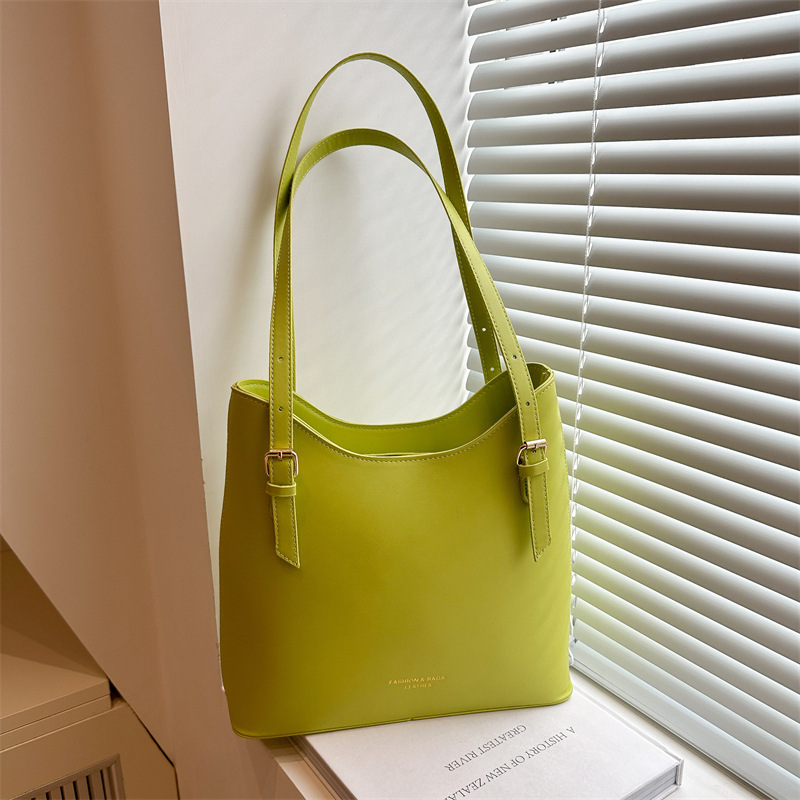 2025 Bucket bag, large-capacity single-shoulder bag, trendy and stylish commuter bag, high-end tote bag, daily outings for women full figure