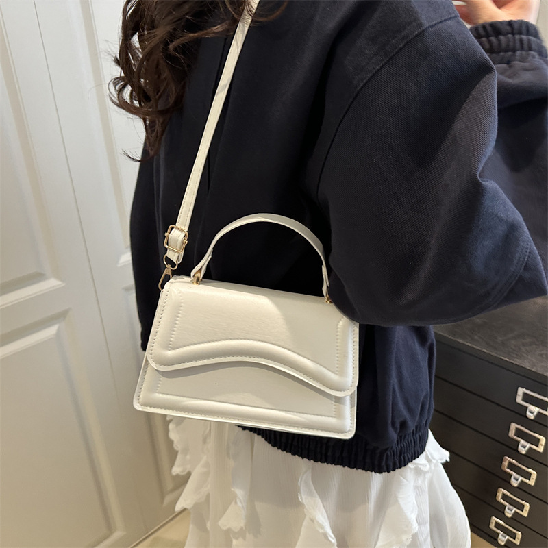A high-quality, fashionable, ins minimalist style for commuting and casual wear, solid color, unique 2025 new handbag, a niche crossbody bag for women details Picture