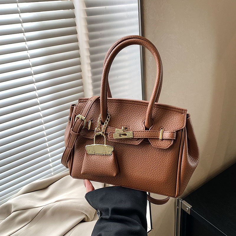 Urban fashion commuter bag, high-end handbag, small bag, popular single-shoulder crossbody bag, women's casual and versatile platinum bag Application Scenario
