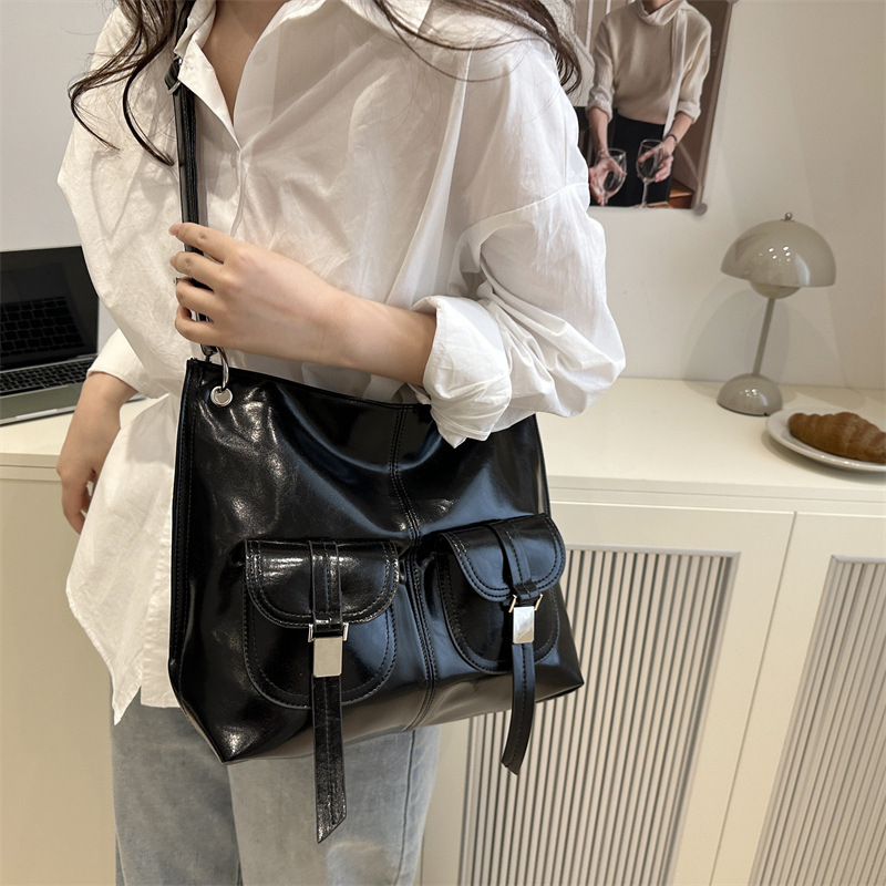 Motorcycle style underarm large bag for women 2025 New fashion oil wax leather tote bag, summer versatile commuting single-shoulder bag details Picture