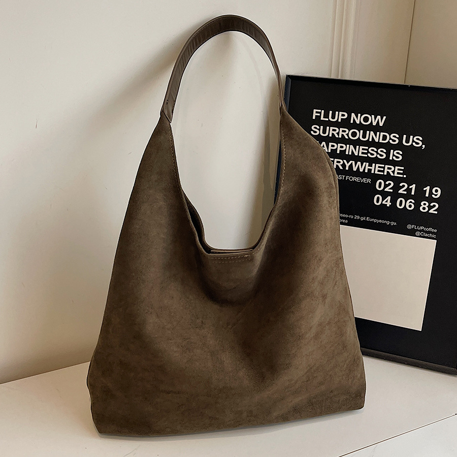 A niche suede bag for women, a new 2024 stylish large-capacity single-shoulder bag, a retro, casual and versatile underarm tote bag full figure