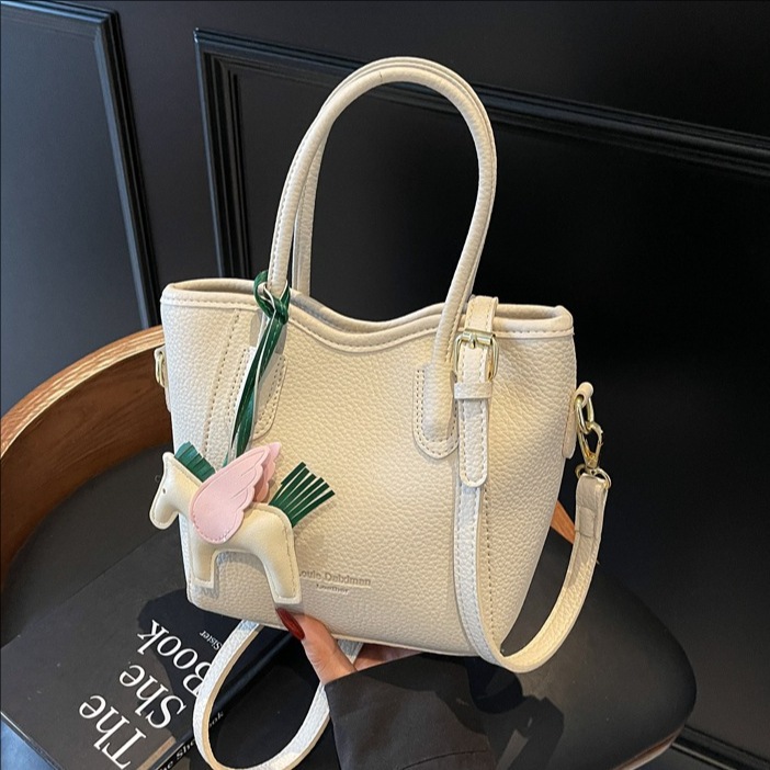 A high-end, stylish hand-held bucket bag for women 2025, a versatile and fashionable bestseller for commuting single-shoulder crossbody bags full figure