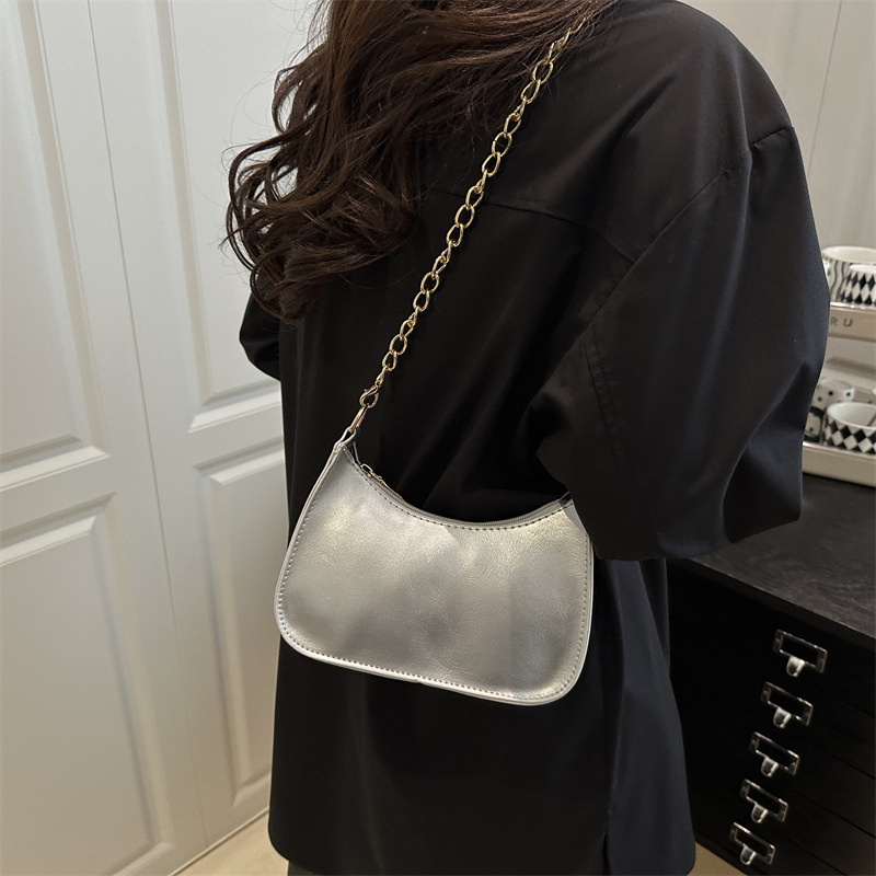 A fresh, simple and casual square bag for spring 2025, a fashionable and stylish single-shoulder underarm bag with a solid color chain bag details Picture