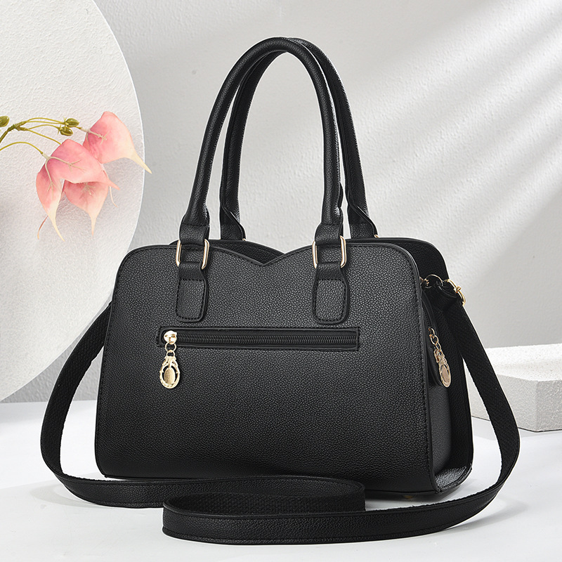 Bag Girl 2025 Autumn/Winter New Mom style handbag, elegant and large-capacity, middle-aged women's crossbody bag, single-shoulder bag Application Scenario