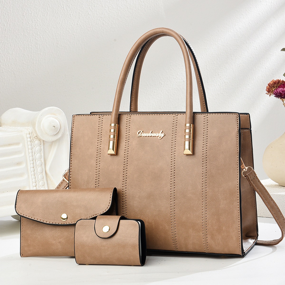 The new color-blocked women's bag is fashionable and trendy. It's a high-end single-shoulder bag, a crossbody bag and a large-capacity handbag for women details Picture