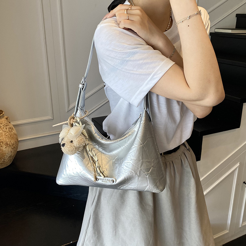 The 2025 new stylish and simple tote bag, a casual underarm bag for work, a versatile shoulder bag and a commuter crossbody bag Specification drawing