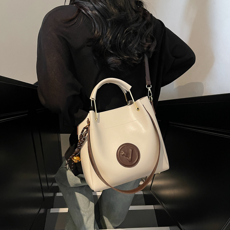 High-end retro handbag for women, 2025 new trendy single-shoulder bag, large-capacity tote bag, crossbody bag details Picture