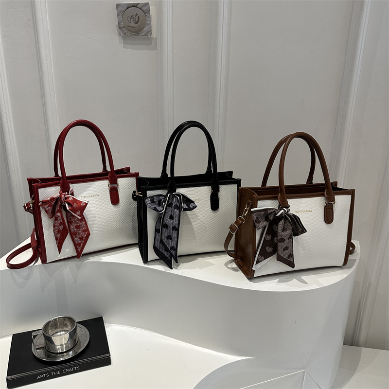 High-end style bag 2025 New trendy stone pattern handbag, women's bag, bride's bag, versatile single-shoulder crossbody bag, women's bag Application Scenario