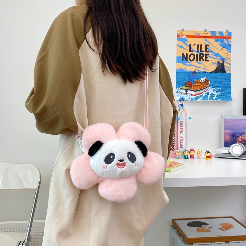 A new cartoon style of European-style mink panda sunflower claw doll can be exchanged for a birthday gift. A girlish cross-shaped coin purse bag Specification drawing