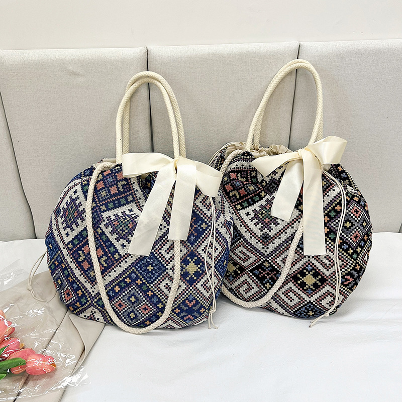 Summer 2025 new fashion handbag, large-capacity trendy single-shoulder bag, ethnic-style printed tote canvas bag Application Scenario