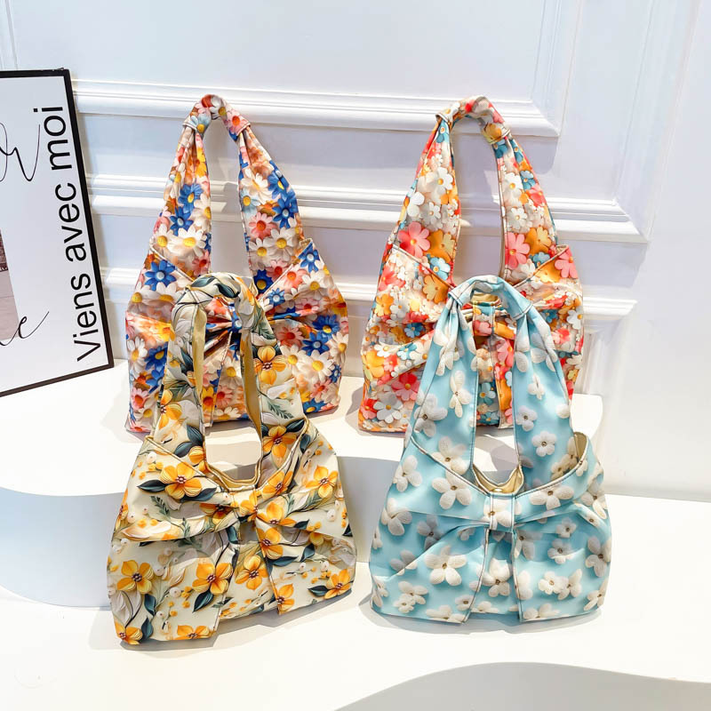 Pastoral floral print bag, printed cotton handbag, loose change pocket, 2025 new style fashionable and simple wrist bag Application Scenario