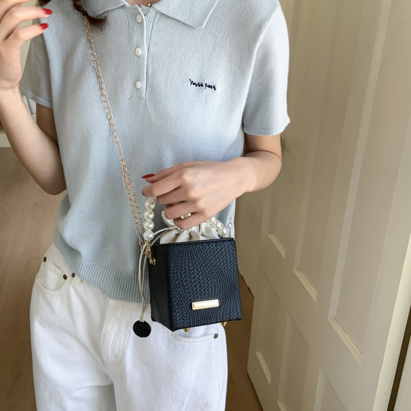 This is a trendy and stylish bucket bag designed for the summer of 2025. It is a fresh and elegant single-shoulder crossbody bag for women Specification drawing