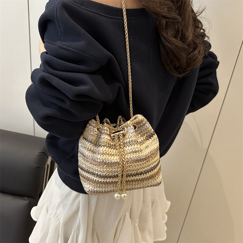 Fashionable ethnic style straw woven bucket bag for women, 2025 summer new color-blocking single-shoulder bag, trendy chain crossbody bag details Picture