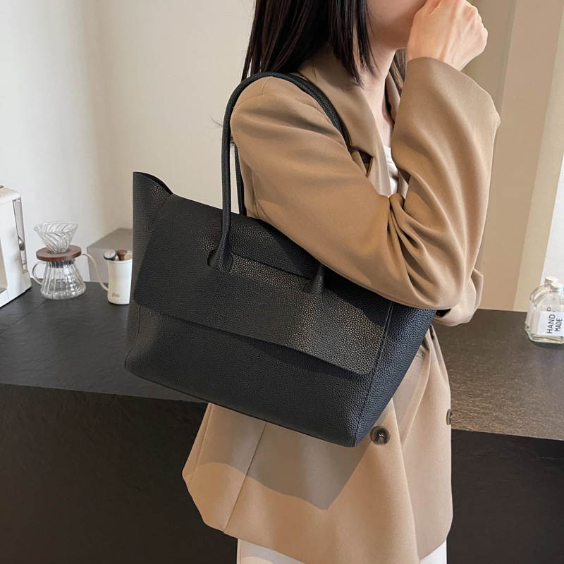 This high-capacity tote bag is a new 2024 model for women. It exudes a trendy and high-end vibe, is stylish and versatile, and is suitable for commuting Application Scenario