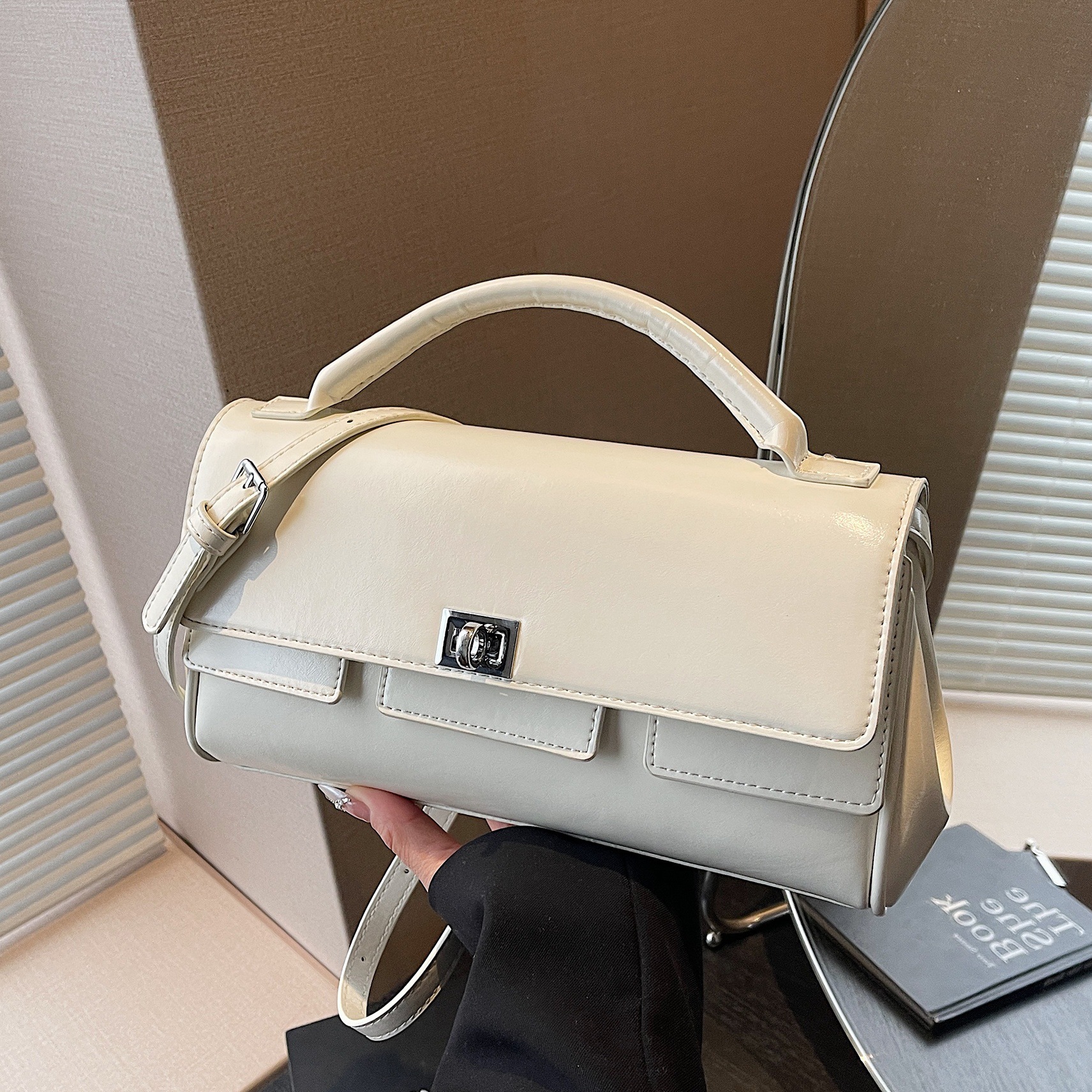 A niche design 2025 new trendy, fashionable, versatile flip-top handbag, a simple and casual single-shoulder crossbody bag for commuting full figure