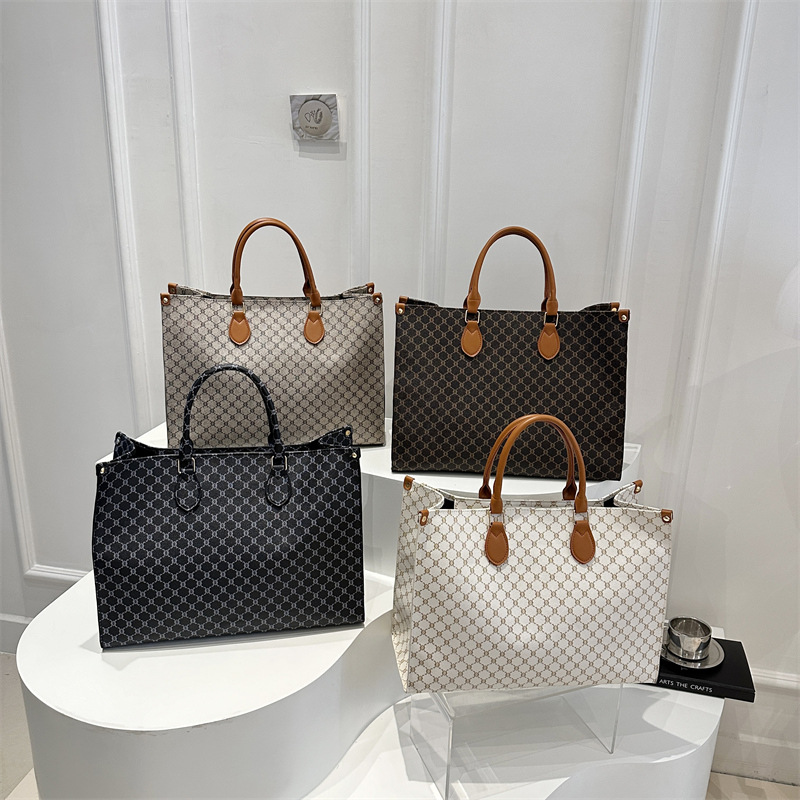 Spring/Summer 2025 new large-capacity women's bag, European and American retro single-shoulder large bag, letter tote bag, commuter handbag Application Scenario