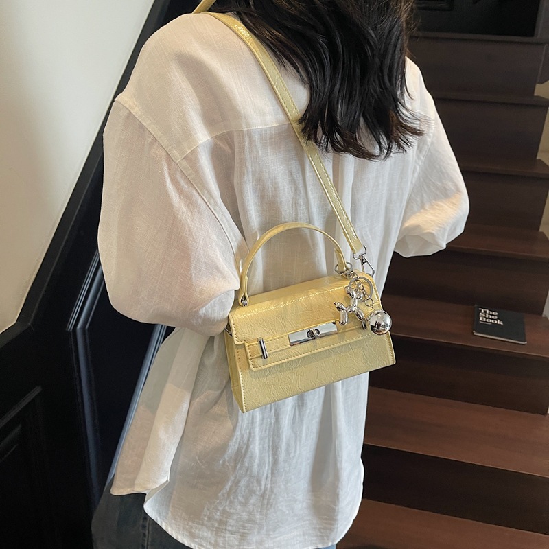 High-end handbag 2025 new style, stylish and versatile Kelly bag, simple and fashionable shoulder bag, popular crossbody women's bag details Picture