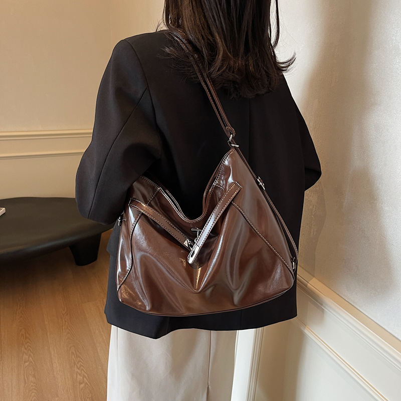A large-capacity commuter tote bag for women, a new 2024 casual and versatile single-shoulder crossbody multi-functional fashionable backpack Application Scenario