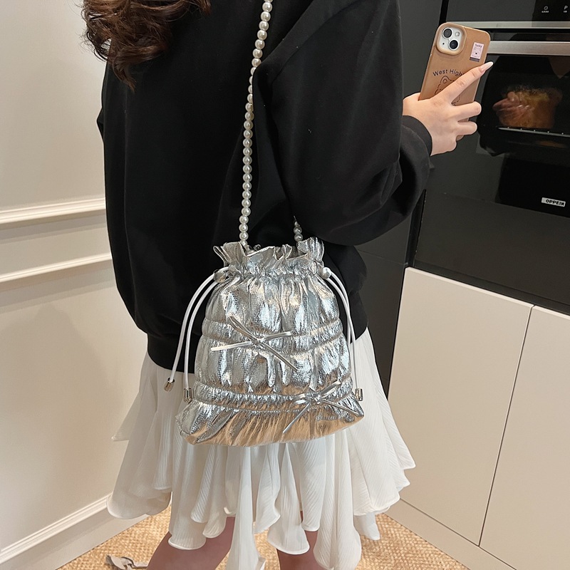 Trendy and fashionable bow pleated large-capacity bucket bag 2025 new beaded bright color travel single-shoulder crossbody bag details Picture