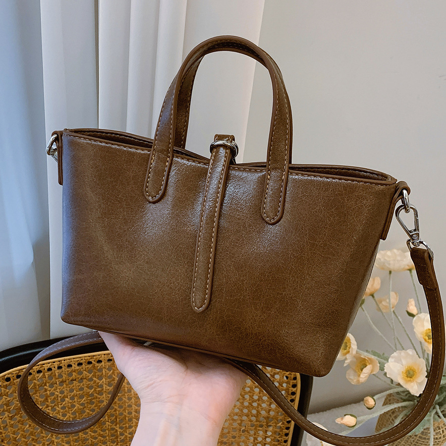 A light luxury, niche and high-end soft leather bag for women, a new 2024 versatile and fashionable handbag, a single-shoulder crossbody bucket bag full figure