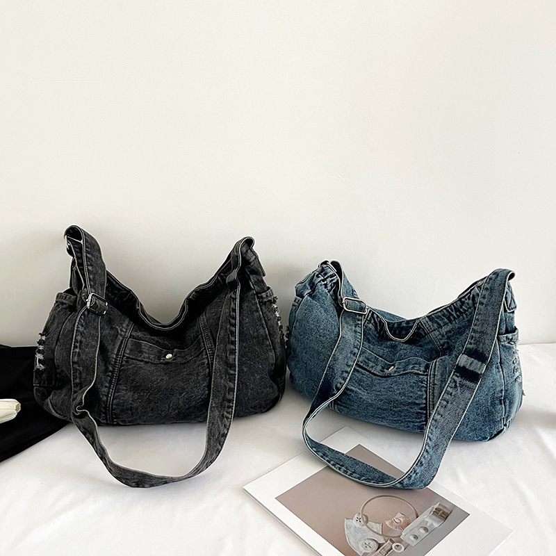 This year, washed denim bags, large-capacity crossbody bags, student class bags, Japanese-style canvas bags, and Korean-style simple ones are in vogue Application Scenario