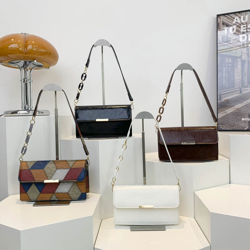 A new summer 2024 trendy, casual and versatile small square bag for women, a retro single-shoulder crossbody bag Application Scenario