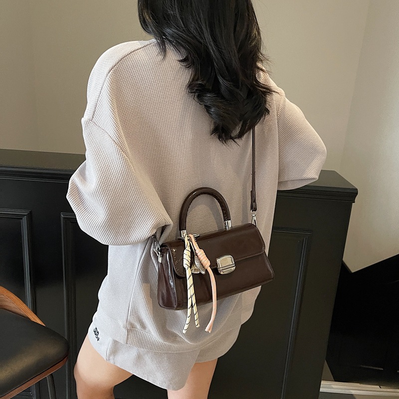A new spring spring simple crossbody bag with a high-end feel for the Korean version of the hand-held fashion and casual single-shoulder bag in 2025 details Picture