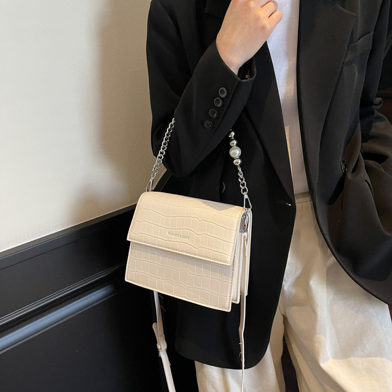 Cross-border 2025 New retro crocodile-patterned chain small square bag for women, Korean style, fashionable and simple single-shoulder crossbody bag Application Scenario