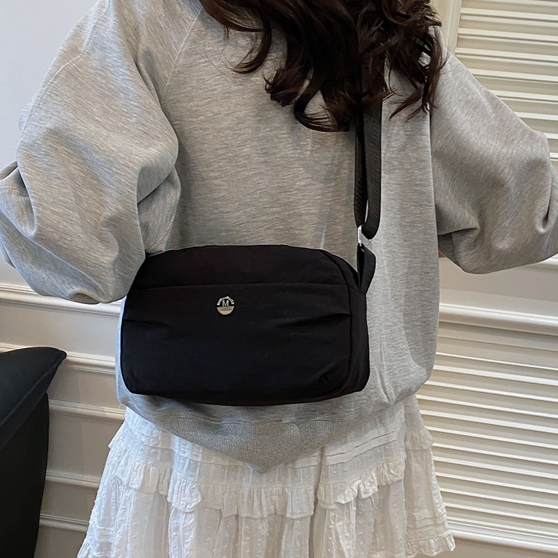 A new large-capacity single-shoulder crossbody bag for women with a high-end feel, a versatile and lightweight nylon fabric small square bag from Japan and South Korea details Picture
