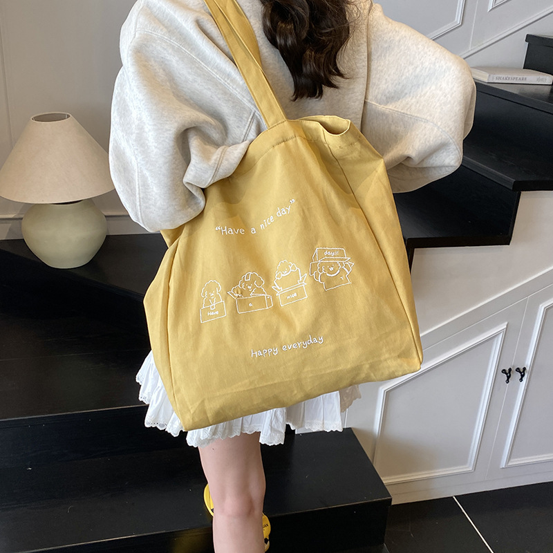 The 2025 new trendy and simple printed large-capacity single-shoulder bag is a versatile, casual, simple and niche commuter tote bag for women Application Scenario